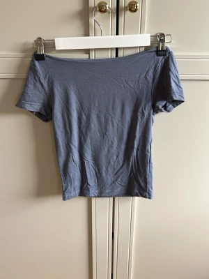 Ljusblå t-shirt från Gina Tricot - En enkel och stilren ljusblå t-shirt från Gina Tricot i storlek XS. T-shirten har korta ärmar och rund halsringning. Perfekt basplagg i mjukt och bekvämt material, passar till många olika outfits.