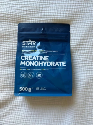 Star Nutrition Kreatin Monohydrat 500g - Kreatin Monohydrat från Star Nutrition, helt oöppnad. Innehåller 500 gram pulver, 100% rent kreatinmonohydrat, perfekt för träning och muskeluppbyggnad