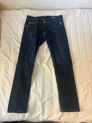 Mörkblå slim fit jeans från Replay - Säljer mina Replay jeans som är använda men fortfarande i mycket bra skick, storlek 30W och 32L modell straight fit.