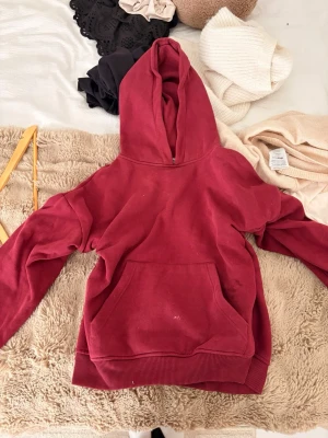 Hoodie  - Använd några gånge lite urtvättad tvättar såklart innan jag skickar den finns fläckar som går bort i tvätten. Använder inte 