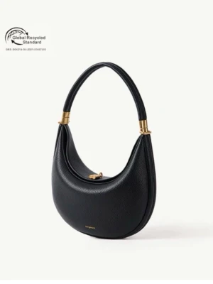 Small Luna Bag Onyx från Songmont - Snygg svart handväska från Songmont, modell Small Luna Bag Onyx. Väskan är tillverkad i återvunnet läder med guldfärgade metalldetaljer och är stilten. Aldrig använd och den har prislappen på, enda skavankerna är kartongen till väskan annars inget på själva produkten. Nypris ligger på 3600kr. Skriv för frågor eller funderingar!💗