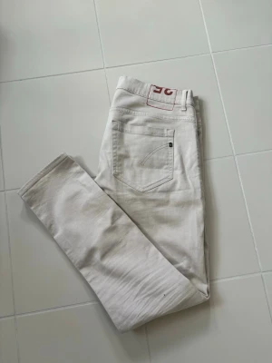 Otroliga dondup George jeans w35 - Superfina snygga eleganta och eftertraktade ljusa Dondup George nyaste modellen i w35 (46/47 cm breda och 107 cm total längd). Helt perfekta nu till sommaren! Väldigt prisvärda och schyssta i utmärkt topp skick! Tveka inte vid minsta fråga eller fundering och pris ej hugget i sten.