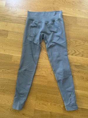 DFYNE impact leggings  - Impact leggings i färgen graphite, storlek S, använda 1 gång då storleken är fel för mig . Alla sömmar och loggor har inga defekter.