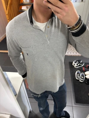 Ralph Lauren Långärmad Piké - Storlek M, skick 9/10. Pris 449, fraktas samma dag!
