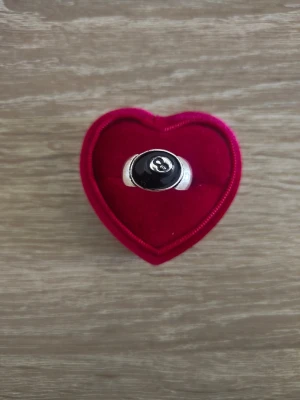 Silverfärgad ring med 8-ball symbol - ring i storlek 19mm, silverfärgad. 