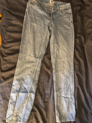 Ljusblå raka Lee jeans - Säljer ett par blå jeans från lager 157 som jag har använt 1-2 gånger.
