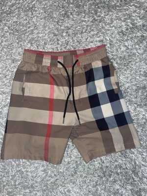Burberry short  - Säljer en burberry short som jag ej har använt så mycket 