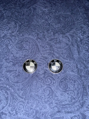 BMW emblem 82mm och 74mm  - Såljer nu mina BMW emblem som suttit på min F10. Måtten är 82mm på loggan som ska sitta på huven och 74mm på den som ska sitta på bagaget. Väldigt fina och ger verkligen bilen ett lyft.