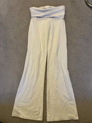 Vita vida leggings med hög midja - Tryck gärna köp nu🩷Säljer ett par vita leggings med extra hög midja och utsvängda ben. Mjukt och stretchigt material som sitter skönt på kroppen. Perfekta för en avslappnad och trendig look.