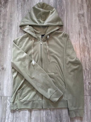 ljus grön zip up hoodie i velour från Gina Tricot - Mjuk och skön ljus grön zip up hoodie i velour från Gina Tricot. Är i storlek L men passar också som en lös M, perfekt för en avslappnad och trendig look!