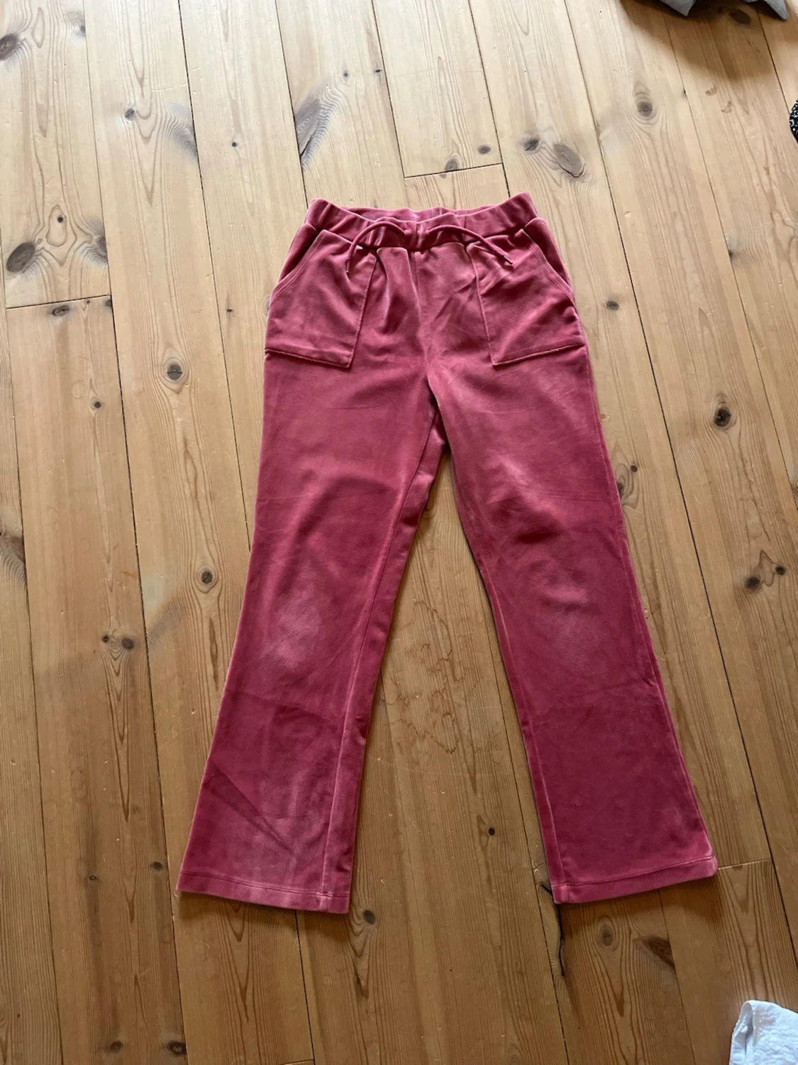 Rosa mjukisbyxor med fickor