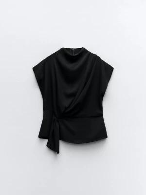 Svart omlottopp med knyt Zara - Säljer denna stilrena omlottoppen från Zara med knyt i sidan. Superfin topp och bra och skönt material! Köpt för 329kr men säljer för 150kr!🫶🏽☺️