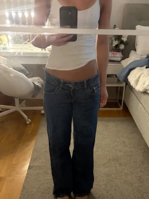 Ultra low wide jeans  - Säljer dessa jeans från Gina som är lågmidjade och wide leg i färgen blå, färgen syns på bild 3 (de är inte så mörka som första två bilderna såg ut) ny pris:400kr 