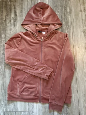 mörk rosa zip up hoodie i velour från Gina Tricot - Mjuk och skön mörk rosa zip up hoodie i velour från Gina Tricot. Är i storlek L men passar också som en lös M, perfekt för en avslappnad och trendig look!
