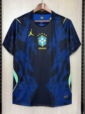 Blå Brasilien fotbollströja Nike - Snygg blå och svart Brasilien fotbollströja från Nike med gula detaljer och CBF-logga på bröstet. Tröjan har korta ärmar, rund hals och ett unikt mönster i blått och svart. Perfekt för dig som älskar fotboll och vill sticka ut på planen.