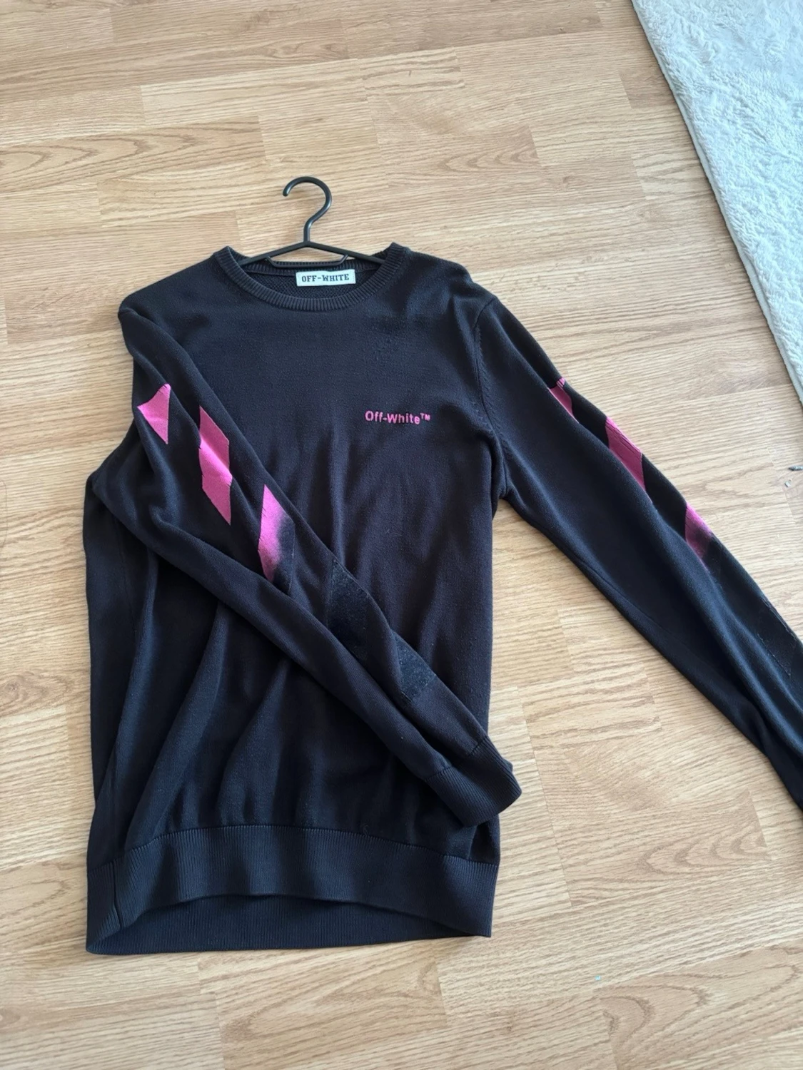 Svart Off-White tröja med rosa tryck - 1