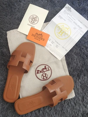 Oran sandaler  - Säljer mina fina orange sandaler i mycket bra skick. De är både bekväma och stilrena, perfekta till sommaren ☀️  Säljes på grund av att jag nyligen blivit mamma och de tyvärr inte längre passar. Använda få gånger och fortfarande i toppskick.  Storlek:40 Pris: 3500kr vid snabb affär kan man förhandla.  Hör gärna av dig vid intresse eller frågor!