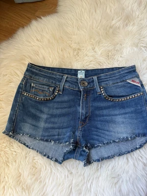 Blå jeansshorts från replay  - Snygg jeansshorts med nitar som detaljer! Super snygga och passar till allt! Storlek W27🥰