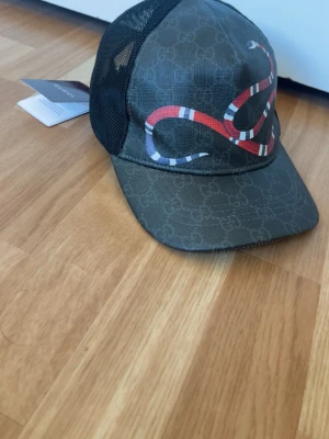 G-G Snake Keps - Säljer denna helt nya • Oanvända GG snake kepsen. • Bra kvalité och riktigt fin nu till sommaren. • Storlek M