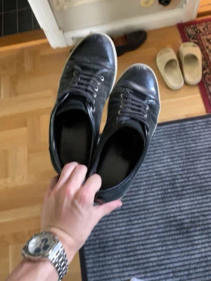 Lanvins byte - Svarta lanvins i storlek 41-42. bra skick förutom lite skabb märken vid tårna och inte lika glansiga som nya, de är även insidan är i bra skick och sulorna är inte helt vita men de går att lösa, byter helst men går även att förhandla om pris🤩