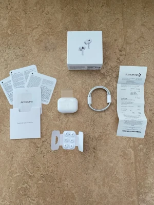 Apple AirPods Pro med laddningsetui - Säljer ett par vita Apple AirPods Pro med trådlöst laddningsetui. Fick dem som present. Hörlurarna har in-ear design, silikonpluggar i olika storlekar och brusreducering. Allt originaltillbehör som laddkabel, extra öronproppar och manualer ingår. Snygg och stilren design i plast. Kvittot ingår även.
