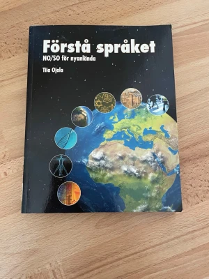 Förstå språket NO/SO för nyanlända - Lärobok i NO och SO för nyanlända elever, skriven av Tiia Ojala. Boken har svart omslag med bilder av jorden och olika vetenskapliga symboler. Täcker ämnen som biologi, fysik, kemi, samhällskunskap, historia, religion och geografi.