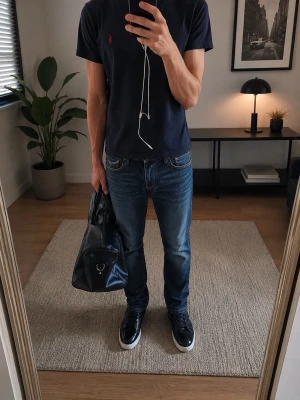 Mörkblå slim jeans från replay - Anbass - w30/l30 - Säljer dessa snygga replay Anbass jeansen med en riktigt snygg tvätt på!☀️   Dom är i mkt bra skick och i modellen anbass (slimfit).  Är lite osäker på storleken då lapp saknas men enligt måtten motsvarar det w30/l30. Se måtten på dom 2 sista bilderna👍🏻  Priset är diskutabelt vid en snabb affär!  Fråga vid minsta fundering👑 Skickas snabbt 📦  Ps: finns massor andra artiklar ute nu så pass på att köpa bundel för att spara en slant.