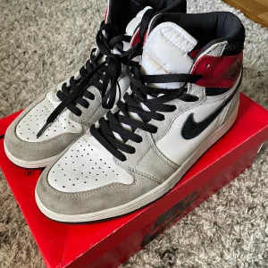 Air Jordan 1 | Smoke grey  - Air Jordan 1 Smoke grey | Skick: 8/10 | Storlek: 44 | Obs! Replika