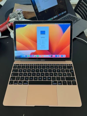 MacBook 12" Retina 2017 Guld - Säljer en tunn och lätt MacBook 12-tum Retina från 2017 i snygg guldfärg. Utrustad med Intel Core m3, 8GB RAM och 256GB SSD. Tangentbord med svensk layout och stor trackpad. Perfekt för studier, surf och kreativt arbete.