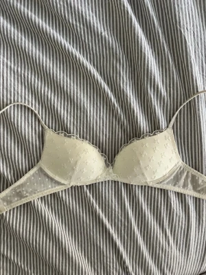 Intimissimi bh - En jättesöt intimissimi bh med rosetter och prickar på. Den är i modellen Gioia, storlek 70B Använd några få gånger!