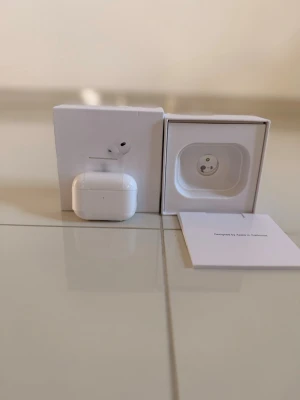🎧 AirPods Pro 2 (USB-C) – Kvittot finns 🎧 - Säljer mina AirPods Pro 2 i väldigt fint skick. Funkar perfekt utan problem ✅  ✅ Originalbox + kabel ✅ Kvittot finns ✅ Active Noise Cancelling ✅ Transparensläge ✅ Grymt ljud & batteri  💸 Pris: 2700 kr  📦 Endast skickas Hör av dig vid intresse 👍  