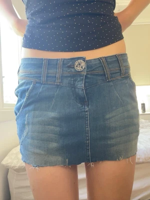 Desigual jeanskjol vintage  - Vintage jeanskjol ifrån Desigual!! Storlek S! Köpt secondhand!!! Mått: 37cm rakt över midjan och 26cm lång💕💕 