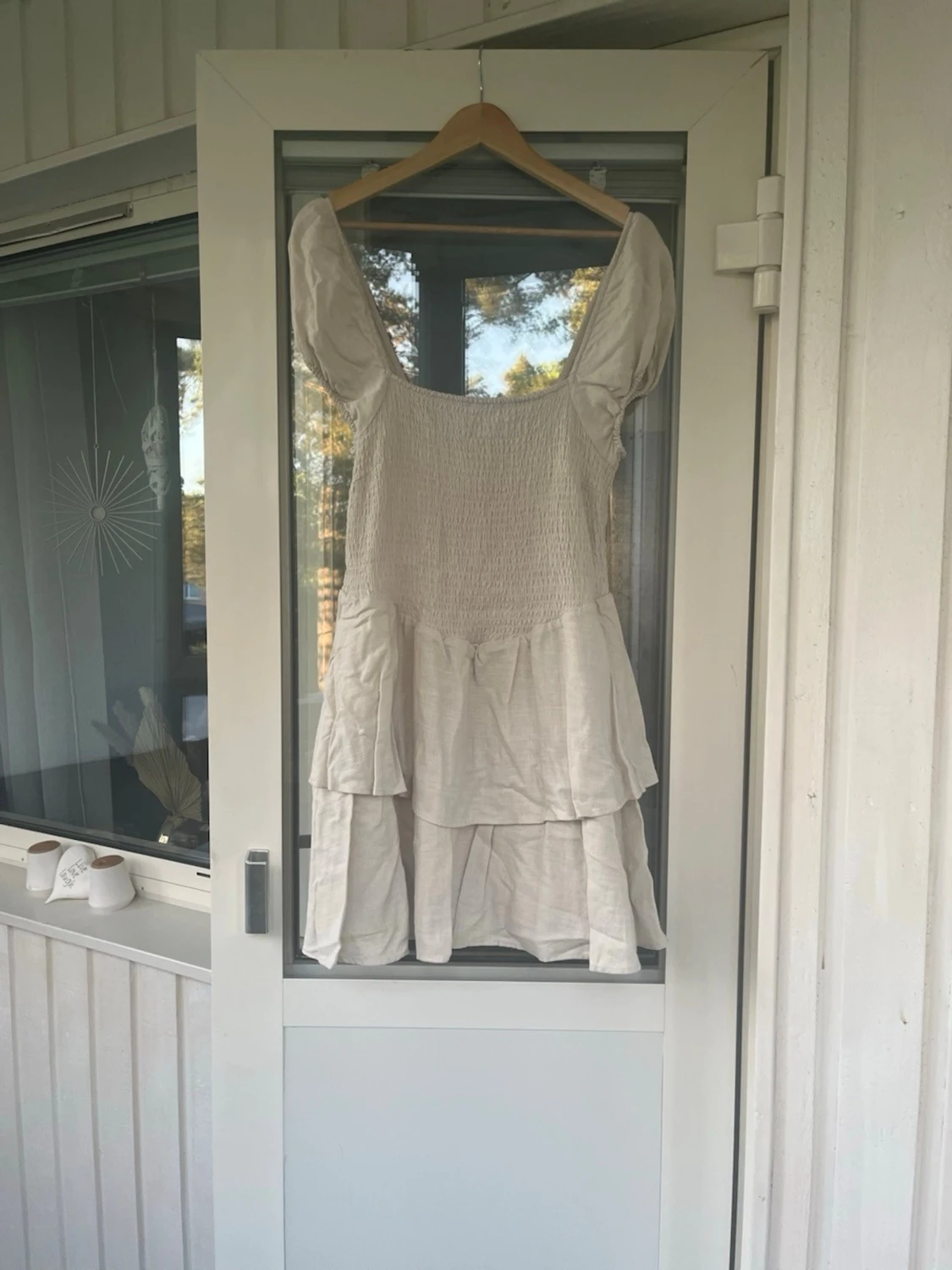 Beige volangklänning med puffärm - 3