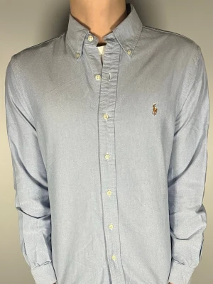 Ralph lauren skjorta  - En riktig snygg och trendig Ralph lauren skjorta i fint skick,  storlek M, slimfit, vid frågor är de bara att skriva // Gramenti 