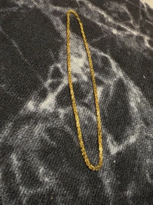 Guld halsband herr - Säljer nu denna guldpläterade kedjehalsbandet som jag fick som gåva. Den är helt ny och oanvänd. Längden är 58 cm och bredden 4 mm.  Skicka ett DM vid intresse! 😃