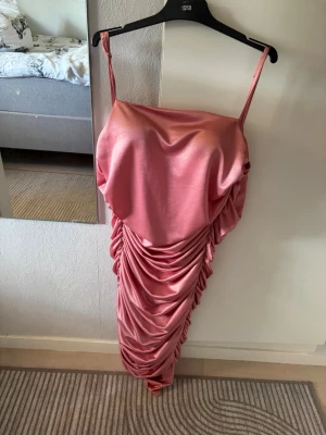 Rosa satin klänning från Ly Couture - Säljer nu min rosa klänning från avslutning i 9an. Superfin rosa färg i satin material. Perfekt för bal eller avslutning