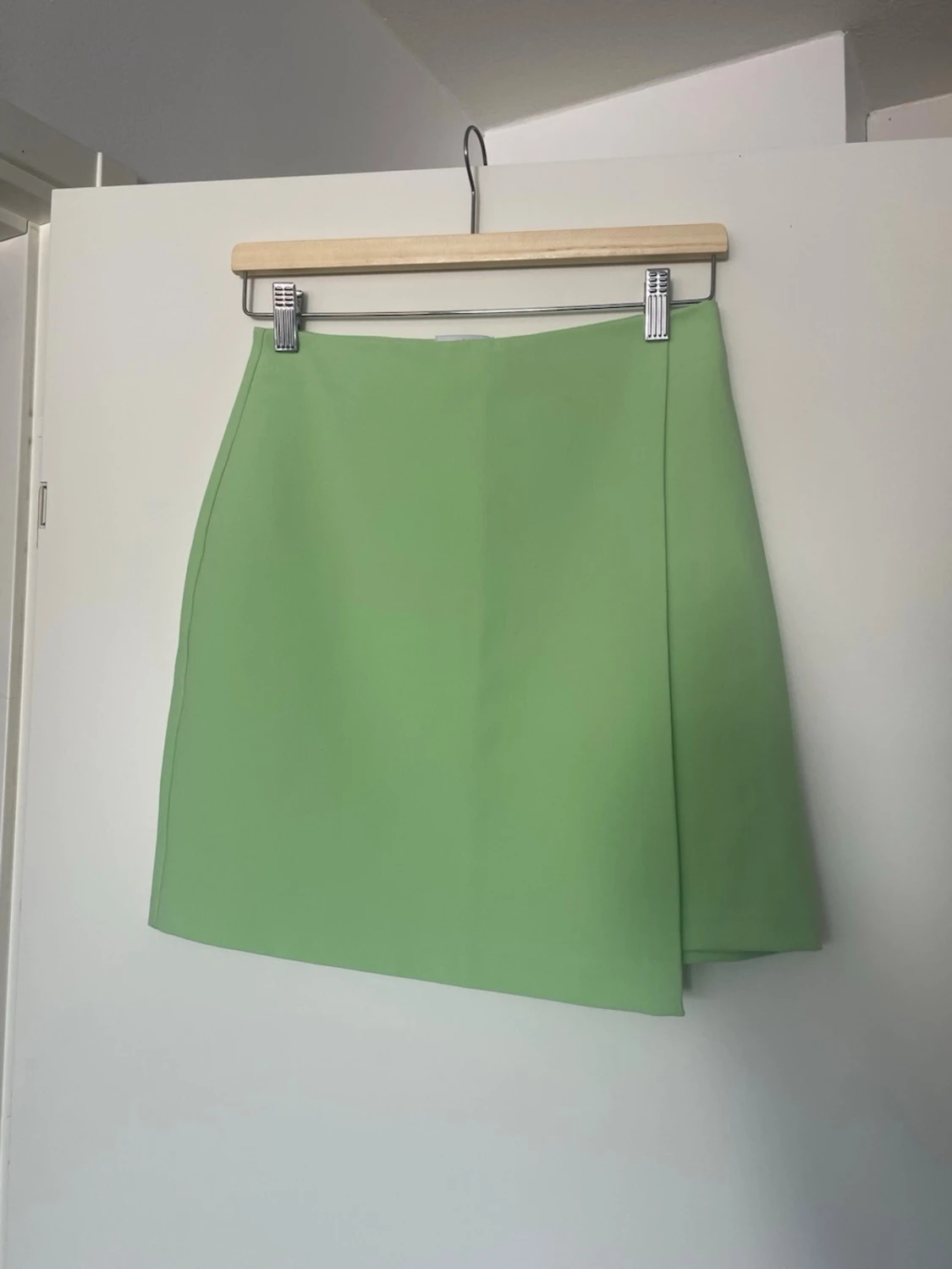 Ljusgrönt set med långarmad croptop och omlott kjol - 2