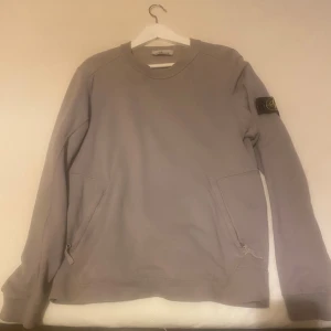 Stone Island - Säljer en klassisk Stone Island tröja köpt i London, QR kod finns dock är den överstruken för att undvika ogiltighetsförklaring. Begränsad utgåva stilren, klassisk och en utav sitt slag. 100% bomull. Fri frakt.