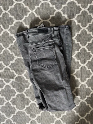 Gråa jeans Gina Tricot  - Gråa jeans från Gina Tricot! Aldrig använda💕 strl 38 längd tall