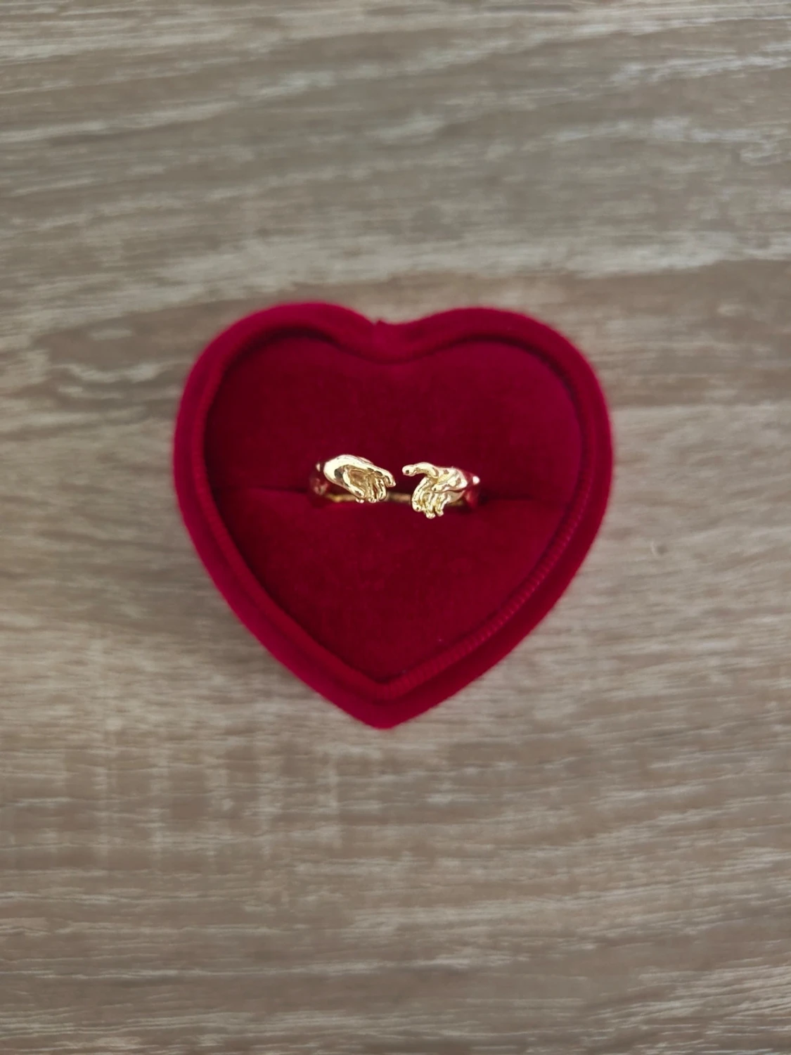 Guldfärgad ring med handmotiv