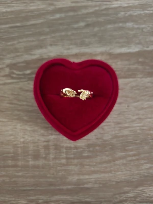 Guldfärgad ring med handmotiv - ring i storlek 18,1mm, guldfärgad.