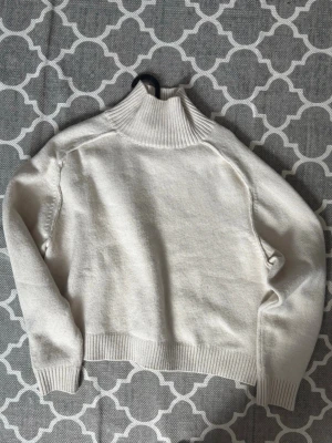 Stickad tröja H&M - Stickad tröja från H&M💕strl L men liten i strl så passar M/S! 