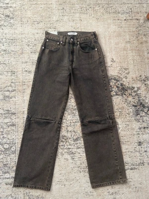Namacheko jeans - Säljer ett par jeans från namacheko. Jeansen har hög midja och har öppningar vid knäna.