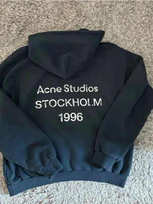Acne Studios Stockholm hoodie - Svart hoodie från Acne Studios i storlek S. Väldigt bra skick som ny.