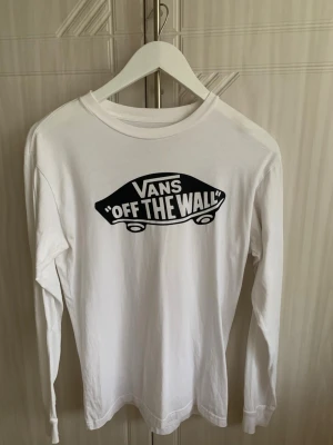 Vit långärmad Vans tröja Y2K - Säljer min vans tröja jag hade när jag lite mindre. Den passar storlek S/M och är använd i gott skick👍