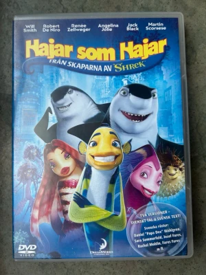 Hajar som hajar dvd - DVD-film med "Hajar som Hajar" (Shark Tale). Filmen har svenskt tal och svensk text. Extramaterial inkluderar "Helt nytt Klubb Oscar" och "Fen-omenalt extramaterial".  Finns på språk: Svenska, Engelska, Finska, Isländska.   OBS!! skivorna är begagnade så det kan förekomma repor/hairlines på skivorna, men då jag kollar igenom alla filmer jag säljer garanterar jag att alla funkar felfritt om inget annat står! :)