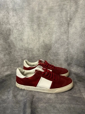 Valentino flycrews -  fint skick | Size 44 | fraktar inom 24 timmar | för att köpa klicka ”köp nu” | vid frågor eller funderingar är det bara att skicka ett meddelande | följare får bättre rabatter🙌