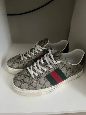 Sneakers - Fina skor pris kan diskuteras alla tillbehör medföljer.