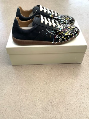 Maison margiela paint splatter gats - Sprillans nya, låda o påsar osv medföljer. Köpta på farfetch. Kvitto finns även.