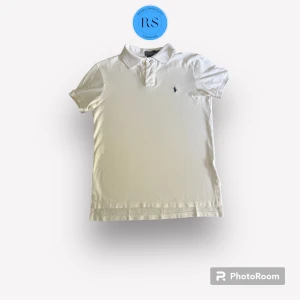 Polo raulph lauren piké - Väldigt fräsch polo piké. Kvalitet 8/10! Storlek M fits S (custom fit). Hör av dig för mer bilder på den osv!!